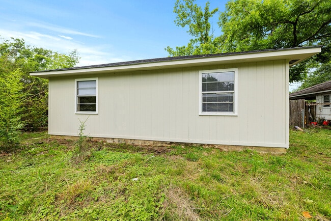 Building Photo - 811 S Olive St