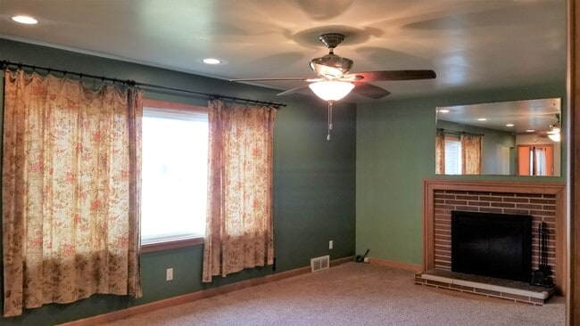 Building Photo - CHECK ME OUT!  3 Bedrooms, 2 Full Baths, B...