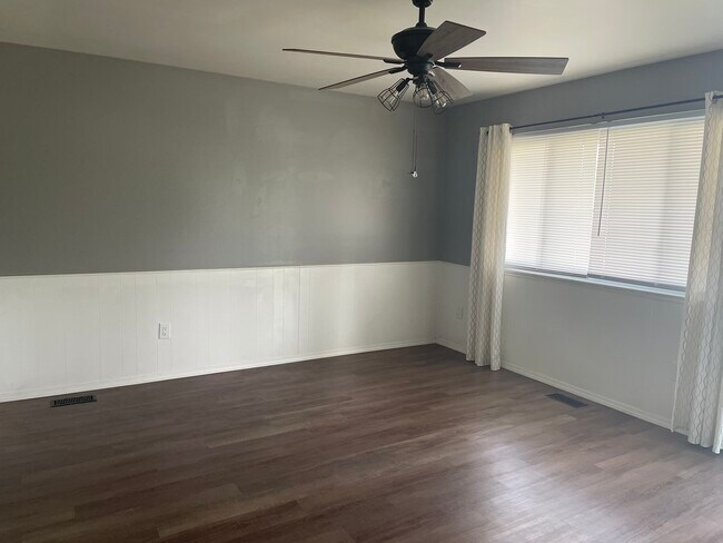 Building Photo - 509 6th Ave