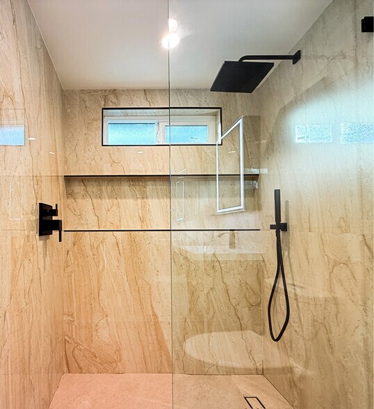 Building Photo - 546 W Ash Ave