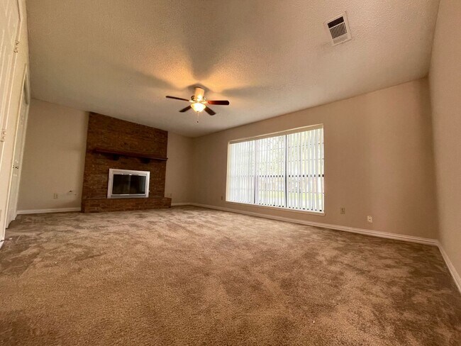 Building Photo - 4 Bed 2 Bath