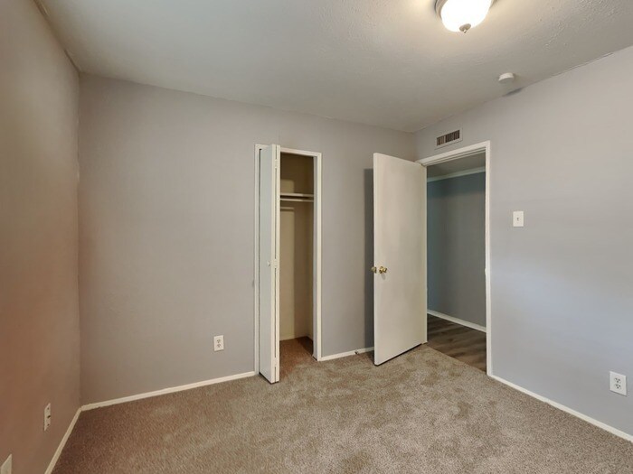 Building Photo - 2706 Santa Anna Dr