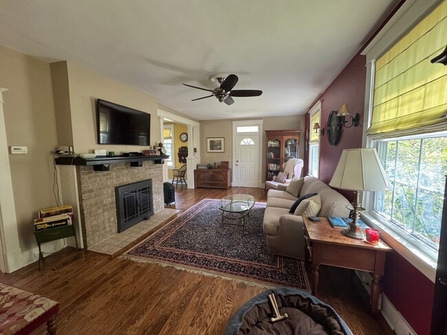 Building Photo - Charming 3-Bedroom Home in Desirable Allis...