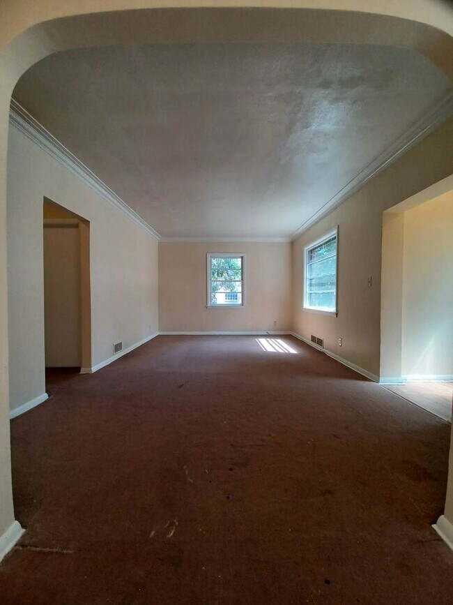 Building Photo - 4 Bedroom House with a Detached Garage