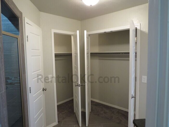 Building Photo - FANTASTIC - Corner Property, Open Plan, Gorgeous Kitchen - 3/2.5