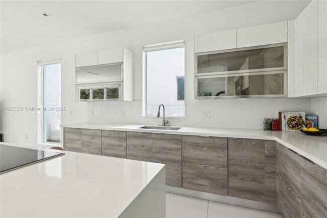 Building Photo - 10445 NW 68th Terrace
