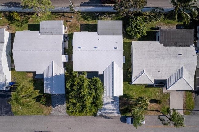 Building Photo - 240 NW 24th Ct