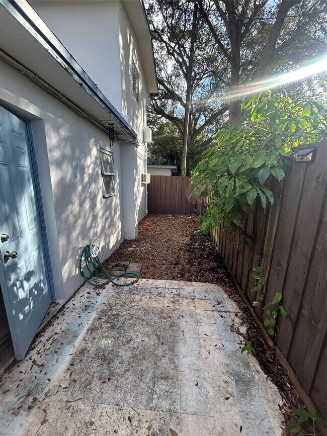 Building Photo - 408 NE 7th Ave