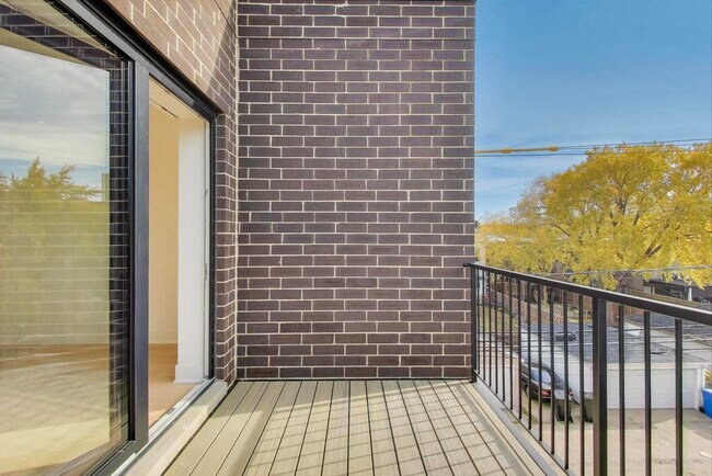 Building Photo - 1619 W Lawrence Ave