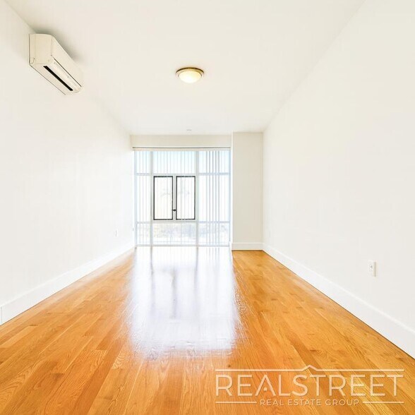 Building Photo - LUXURY 2 Bed LOFT in Queens!