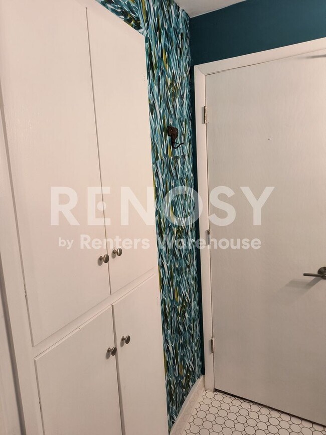 Building Photo - Available June 10th 2 Bedroom 1 Bath Condo in Minneapolis