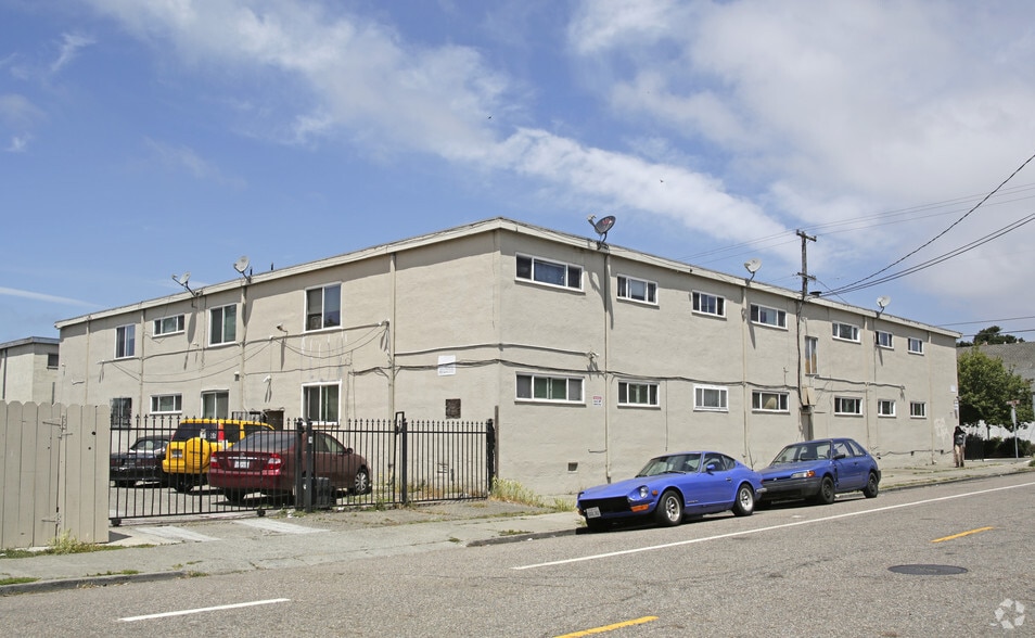Building Photo - 1590 Oregon St