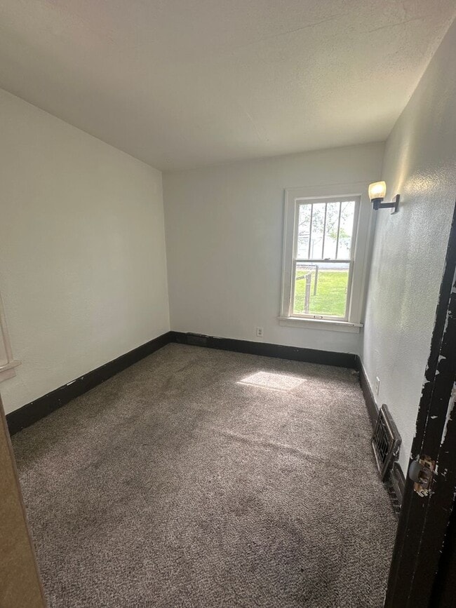 Building Photo - 805 2nd Ave SW