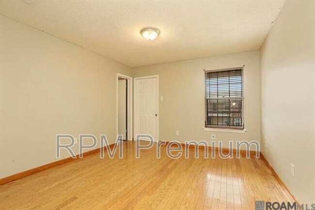 Building Photo - 4625 Parkoaks Dr