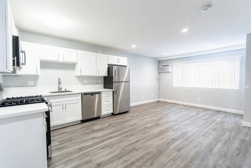Interior Photo - 226 South Serrano