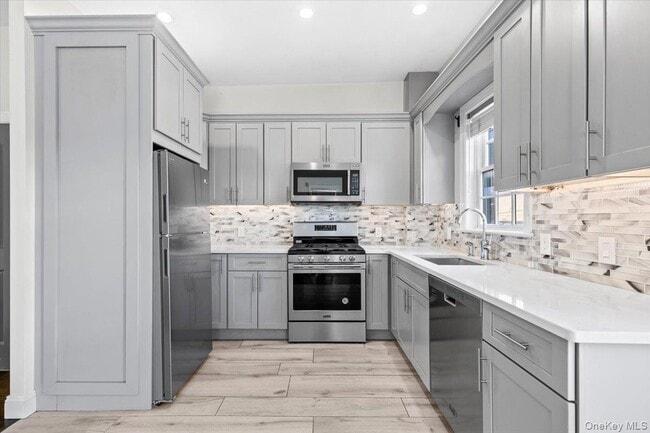 Building Photo - 745 E 136th St