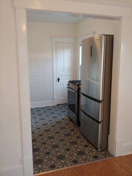 Kitchen - 704 S Broadway Ave