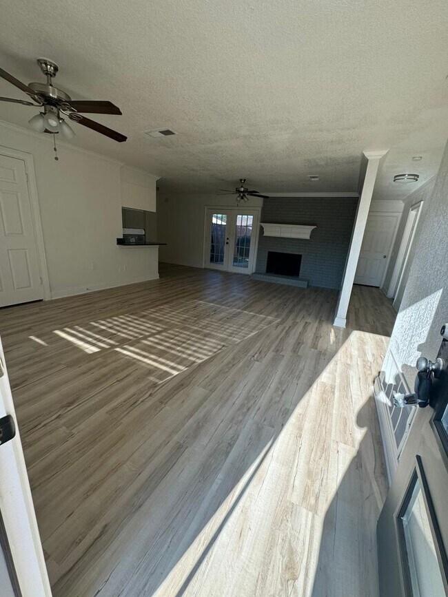 Building Photo - Modern living in Mesquite