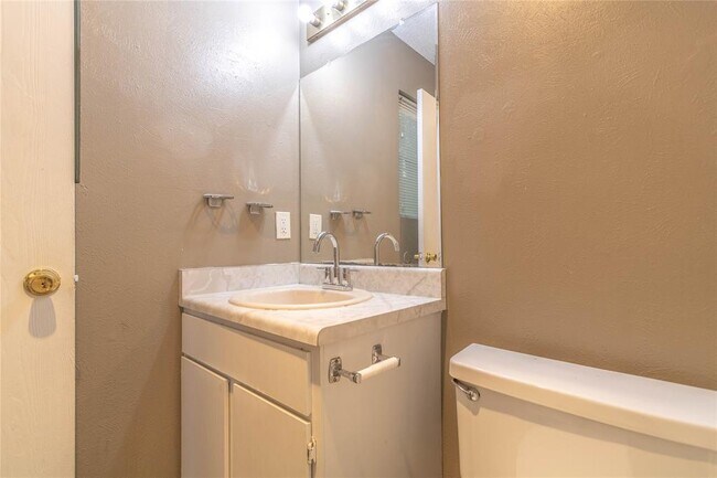 Building Photo - 701 Country Aire Dr