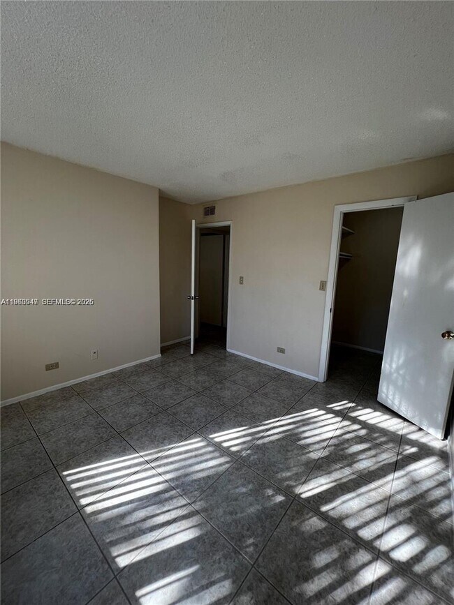 Building Photo - 3760 Inverrary Dr