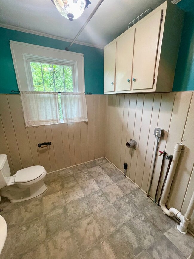 Building Photo - Beautiful Historic Kenilworth 3 bed, 1.5 b...