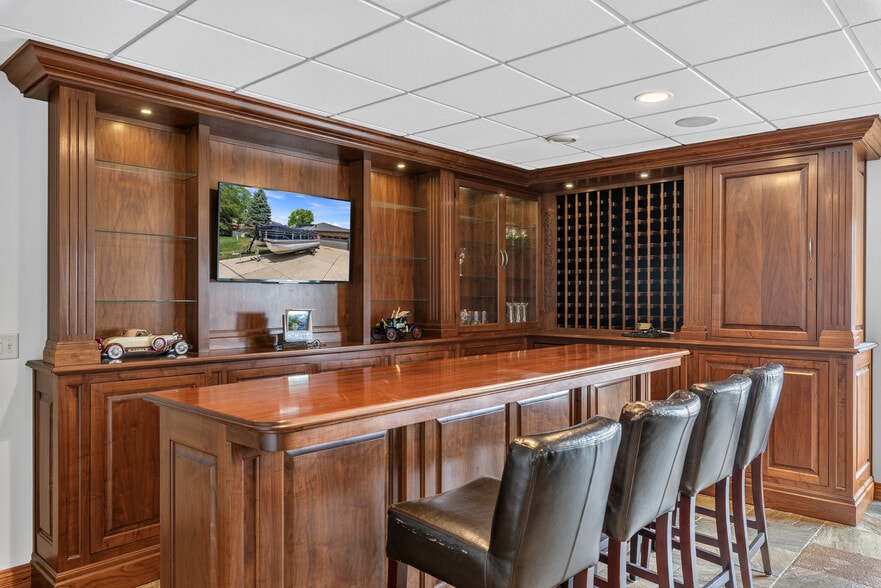 Basement bar - 2438 Lough Ln