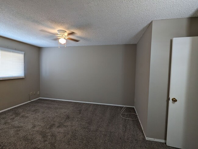 Building Photo - LARGE 4 BEDROOM TOWNHOME