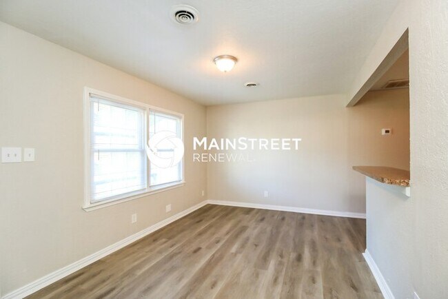Building Photo - 4 Bedroom Pet-Friendly Home in MIDWEST CIT...