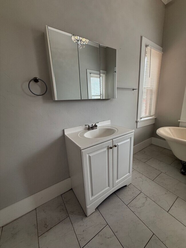 Building Photo - Spacious 3 Bed Near Downtown & OU Health + W/D Included & Driveway Parking