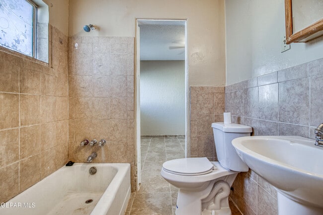 Building Photo - 3922 Hayes Ave