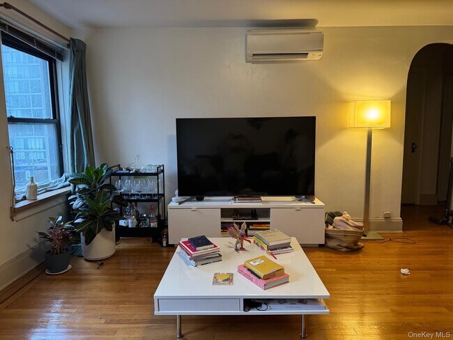 Building Photo - 240 E 24th St