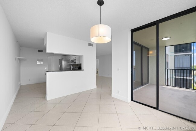 Building Photo - 105 Lake Emerald Dr