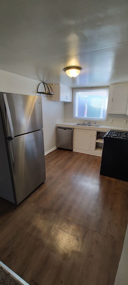 Building Photo - FANTASTIC Basement Unit!!!!