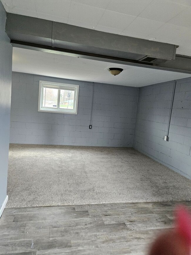 Building Photo - Spacious Bi-level home in New Albany