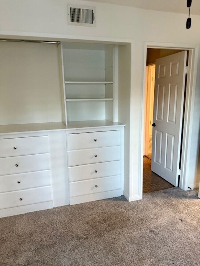 Building Photo - Beautiful Condo in Gated Community