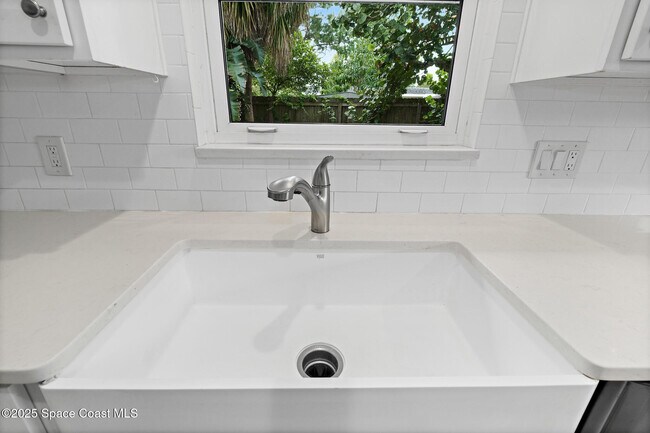 Building Photo - 95 S Tropical Way