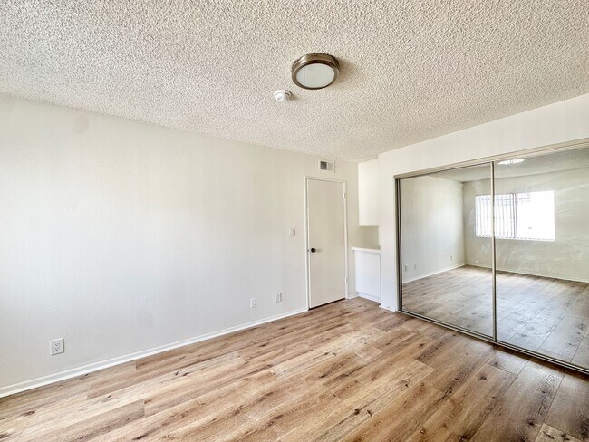 Building Photo - Spacious 2 Bed 2 Bath Apartment w/ In Unit Washer Dryer & Central A/C