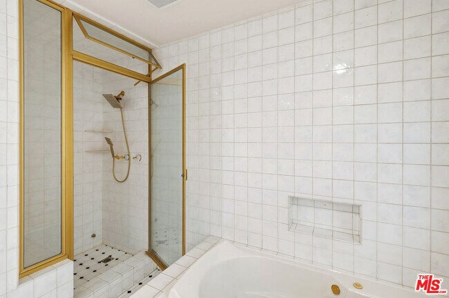 Building Photo - 10309 La Grange Ave