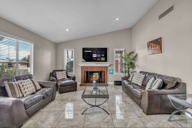 Building Photo - 3 Bed FULLY FURNISHED Pool Home