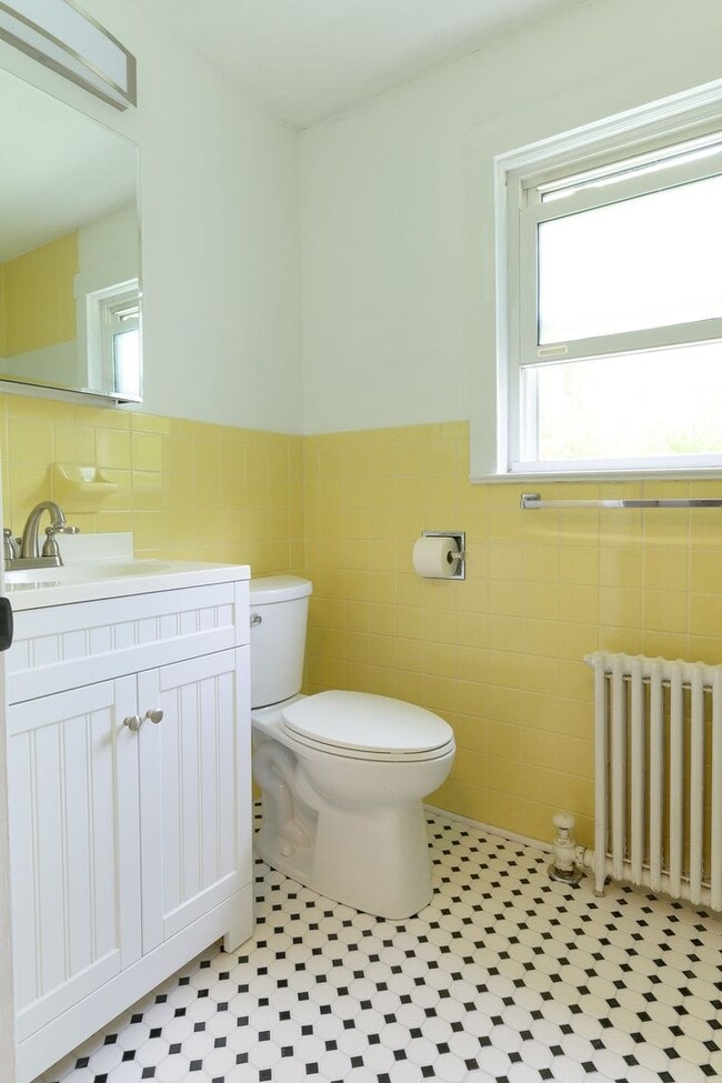 Building Photo - 4 Bedroom Colonial Home in Williamstown