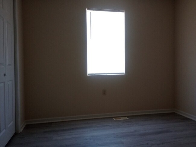 Building Photo - 3 Bedroom 2 Bathrooms