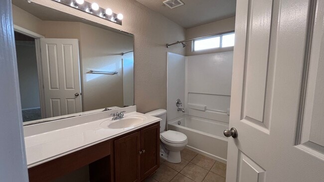 Building Photo - * Make this spacious home in Helotes off B...