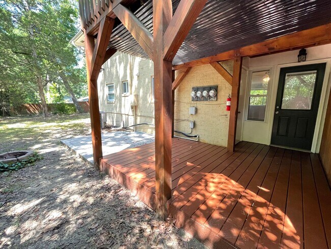 Building Photo - Sweet Spot in Carrboro! Inviting, updated 3br 2ba condo...Walk to Weaver St. & minutes to UNC