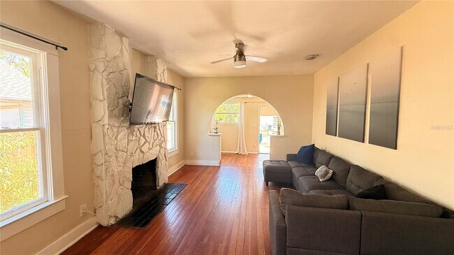 Building Photo - 905 Jones St