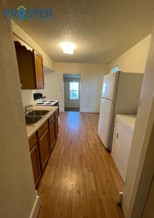 Building Photo - Nice 4-Bedroom House with Extra Office/Study Space Located Near Water Street - Available June 2026