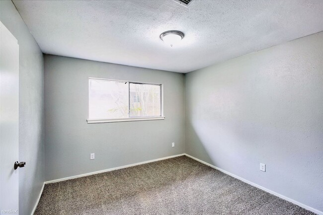 Building Photo - 3 br, 2 bath House - 213 Pamela Dr