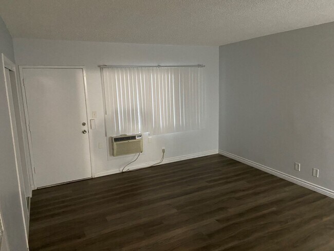 Building Photo - 1/2 OFF FIRST MONTH'S RENT Downstairs studio -  ALL UTILITIES PAID