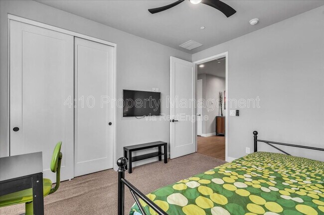 Building Photo - 1111 E Missouri Ave