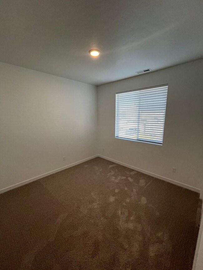 Building Photo - BRAND NEW 3 Bed 2.5 Bath Townhome