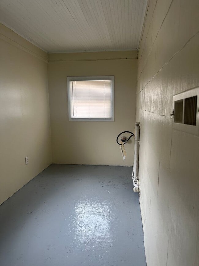 Building Photo - 3 Bedroom/1 bath home